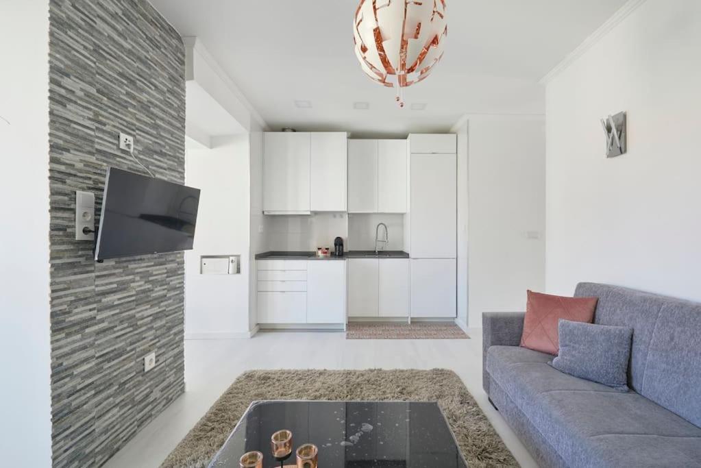 Bright Brand In Center With Ac Appartement
